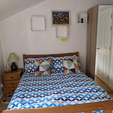 Central And Peaceful Room With Your Own Bathroom London Exterior photo