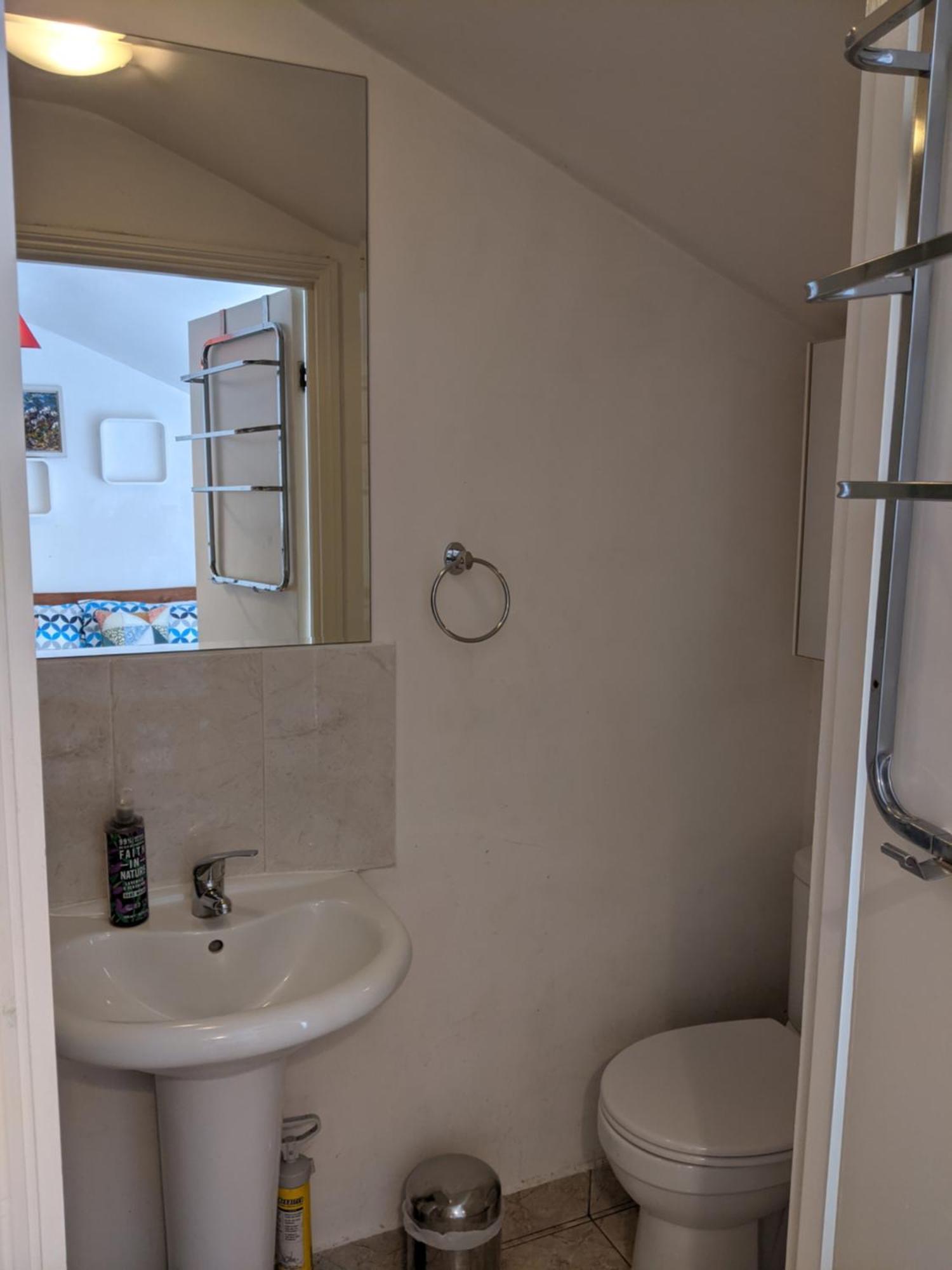 Central And Peaceful Room With Your Own Bathroom London Exterior photo